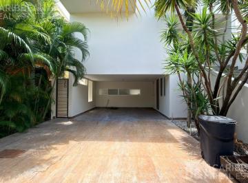 Casa · 317m² · 3 Recámaras · 6 Estacionamientos · Casa en Venta en Residencial Cumbres, Cancún