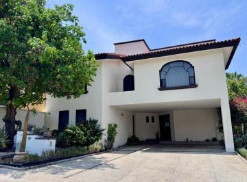Casa de 3 habitaciones, Zapopan · Casa en Venta en Puerta de Hierro Coto Asturias