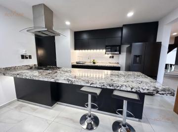 Casa · 172m² · 4 Recámaras · 2 Estacionamientos · Casa con Habitación en Planta Baja | 4 Recámaras y Alberca | Lomas de La Rioja