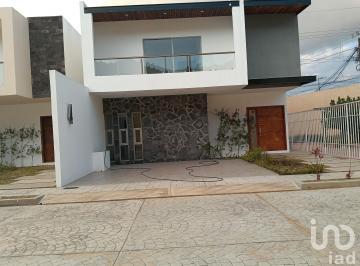 Casa · 217m² · 3 Recámaras · 2 Estacionamientos · Residencia en Venta Casa 4 Privada San Antonio, Explanada del Carmen