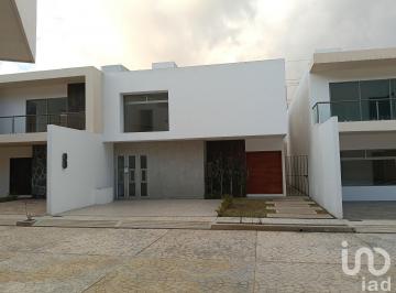 Casa · 217m² · 3 Recámaras · 2 Estacionamientos · Residencia en Venta Casa 8 Explanada del Carmen