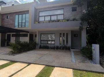 Casa · 260m² · 3 Recámaras · 3 Estacionamientos · Casa en Venta Arbolada Residencial Av Huayacan y Av 135 Cancun