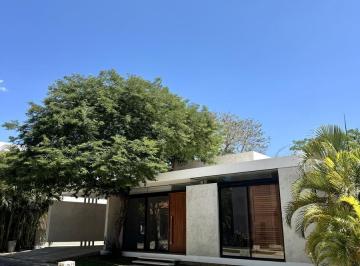 Casa en condominio · 240m² · 2 Recámaras · 4 Estacionamientos · Casa en Venta/renta en El Yucatán Country Club, Privada Tumín