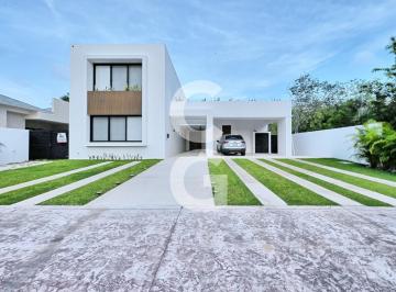 Casa · 794m² · 4 Recámaras · 3 Estacionamientos · Casa en Venta en Cancún en Residencial Lagos del Sol a Pie de Lago con Alberca