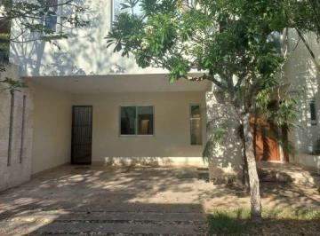 Casa en condominio de 3 habitaciones, Mérida · Residencia Amplia 3 Habs con Alberca en Privada en Temozon Nte Amplios Espacios