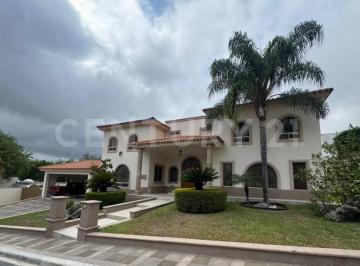Casa · 1149m² · 5 Recámaras · 9 Estacionamientos · Hermosa Residencia Ubicada en Portal del Huajuco