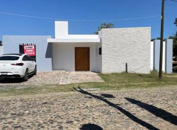 Casa · 200m² · 2 Recámaras · 2 Estacionamientos · Casa de Campo en Venta en Lomas de Comanjilla León Gto 1 Piso