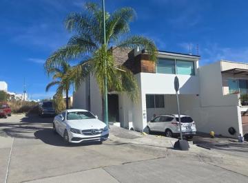 Casa · 240m² · 3 Recámaras · 2 Estacionamientos · Casa en Fraccionamiento Barranca del Refugio