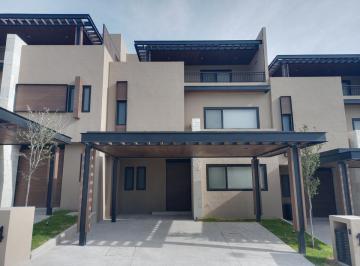 Casa · 277m² · 3 Recámaras · 2 Estacionamientos · Casa en Renta en Fraccionamiento Villa Carriedo 3 Niveles
