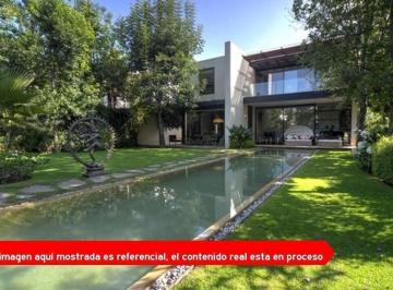 Casa · 705m² · 4 Recámaras · 4 Estacionamientos · ¡Super Casa! con Alberca en Bosques de Las Lomas