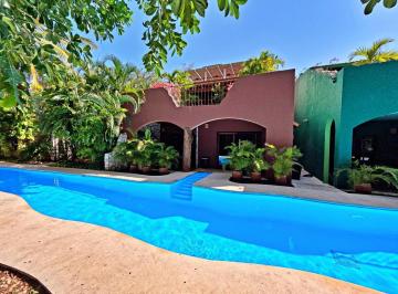 Casa · 349m² · 4 Recámaras · Casa Hacienda de 4 Recamaras y 5 Baños con Jardin Privada