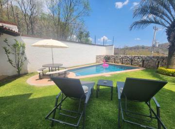 Casa de 3 habitaciones, Ixtapan de la Sal · Casa Estilo Mexicano Contemporáneo Propiedad con Tres Niveles y Alberca Climatizada.