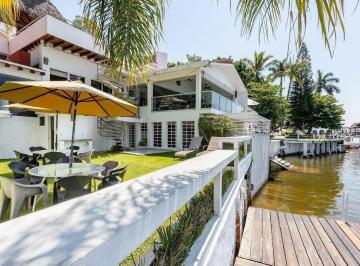Casa · 445m² · 8 Recámaras · 4 Estacionamientos · Casa en Pueblo Tequesquitengo