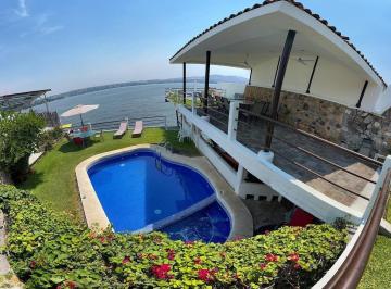 Casa · 555m² · 9 Recámaras · 3 Estacionamientos · Casa en Pueblo Tequesquitengo