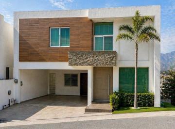 Casa · 410m² · 4 Recámaras · 2 Estacionamientos · Casa en Venta en Privada Contry Sur Mty N. L.