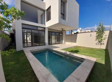 Casa · 302m² · 3 Recámaras · 2 Estacionamientos · Casa en Renta con Paneles Solares Merida Temozon