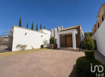 Casa · 426m² · 5 Recámaras · 2 Estacionamientos · Casa en Venta de Una Planta Ideal Para Familias Grandes o Inversionistas