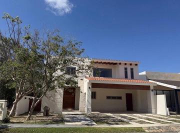 Casa de 4 habitaciones, Mérida · Casa con 4 Recámaras y 498 m² Superficie de Terreno en Venta, Privada Zona Norte Mérida Yucatán.