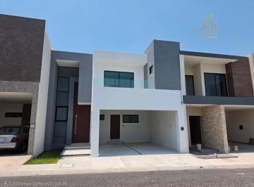 Casa · 237m² · 3 Recámaras · 2 Estacionamientos · Venta de Casa en Fraccionamiento Lomas de La Rioja con Enorme Jardin