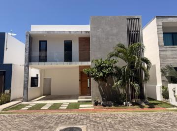 Casa · 320m² · 5 Recámaras · 2 Estacionamientos · Casa de 5 Recámaras con Rooftop, Alberca y Paneles Solares en Bosques de Bambú Catario