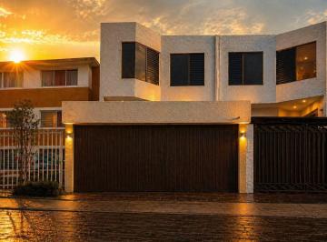 Casa de 3 habitaciones, Querétaro · Casa en Venta en Paseos del Prado, Céntrica, Ideal Para Vivir o Para Negocio