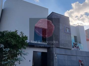 Casa · 386m² · 8 Recámaras · 2 Estacionamientos · Venta de Casa en Lomas del Tecnológico a Una Cuadra de Plaza San Luis