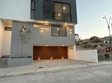 Casa en condominio · 244m² · 4 Recámaras · 2 Estacionamientos · Casa en Venta en Valle Tinto Residencial, Corregidora
