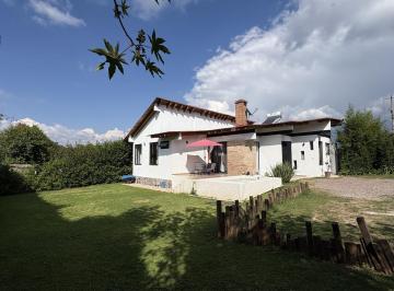 Casa · 190m² · 3 Recámaras · 3 Estacionamientos · Casa con Alberquita en Venta y Renta Temporal Cerca de Avándaro