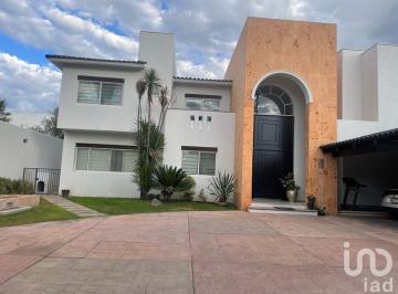 Casa · 760m² · 7 Recámaras · 10 Estacionamientos · Casa Residencial en Venta en La Herradura Al Norte de Aguascalientes