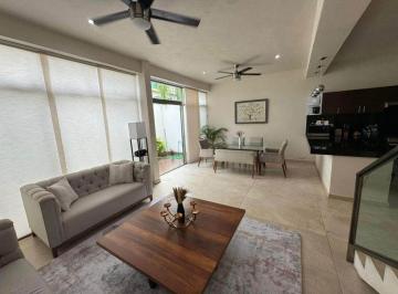 Casa · 3 Recámaras · 2 Estacionamientos · Hermosa Casa en Renta Completamente Amueblada en Residencial Arbolada