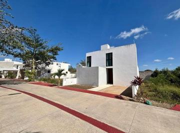 Casa de 2 habitaciones, Mérida · Casa en Residencial Altozano de Dos Niveles con 2 Recamaras Una Habitación Abajo y La Otra Arriba