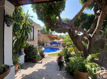 Casa · 332m² · 4 Recámaras · 4 Estacionamientos · Casa en Venta en Palmira, Cuernavaca