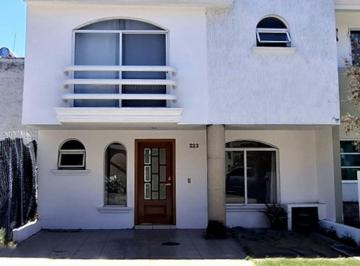 Casa de 3 habitaciones, Tlajomulco de Zúñiga · Excelente Residencia en Renta Dentro de Coto Toledo en Fraccionamiento Nueva Galicia