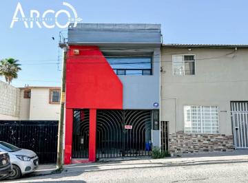 Casa · 100m² · 5 Recámaras · 2 Estacionamientos · Edificio Comercial Y/o Habitacional en Venta en Colonia Presidentes
