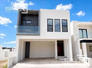 Casa · 290m² · 3 Recámaras · 2 Estacionamientos · Casa en Venta en Altozano con Sotano