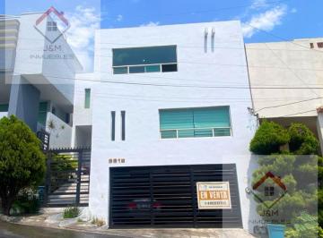Casa · 259m² · 3 Recámaras · 2 Estacionamientos · Casa en Venta Equipada en Pedregal La Silla 2do Sector