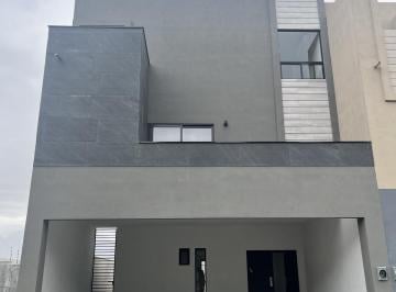 Casa · 300m² · 4 Recámaras · 2 Estacionamientos · Casa en Fracc. Montecinos Residencial