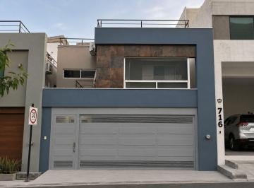 Casa · 225m² · 3 Recámaras · 2 Estacionamientos · Casa en Venta Paseo del Vergel, Zona Sur, Mty. N. L.