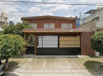 Casa de 4 habitaciones, Venustiano Carranza · Casa en Venta en Calle 21 #204.
