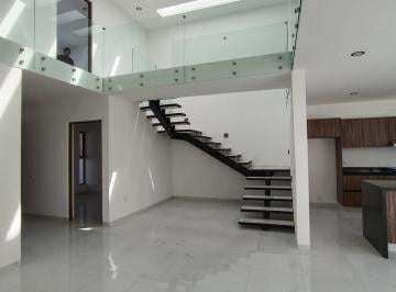 Casa · 198m² · 4 Recámaras · 2 Estacionamientos · Casa en Venta Cañadas del Arroyo con Doble Altura en Sala y 4 Recamaras