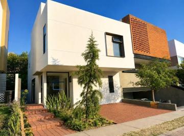 Casa · 230m² · 4 Recámaras · 2 Estacionamientos · Nueva Casa en Venta Bosques Vallarta