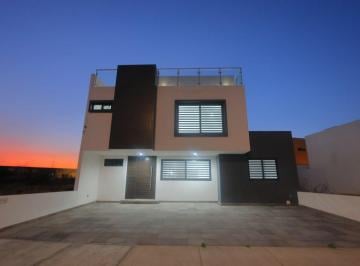 Casa en condominio de 5 habitaciones, Querétaro · Estrena Casa de 5 Recamaras con Baño