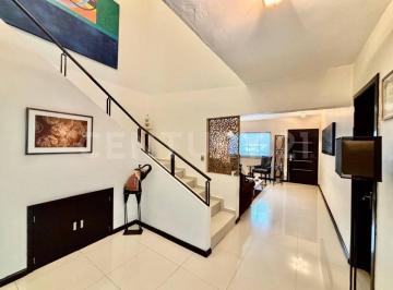 Casa · 248m² · 3 Recámaras · 3 Estacionamientos · Residencia Contemporánea con Jardín en Guadalupe Inn
