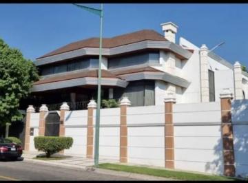 Casa · 1200m² · 6 Recámaras · 4 Estacionamientos · Casa en Jardines en La Montaña