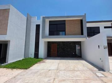 Casa · 176m² · 3 Recámaras · 2 Estacionamientos · Venta de Casa en Fraccionamiento Lomas de La Rioja con Amplio Jardin