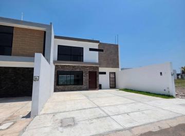 Casa · 190m² · 3 Recámaras · 2 Estacionamientos · Venta de Casa en Fraccionamiento Lomas de La Rioja con Amplio Jardin