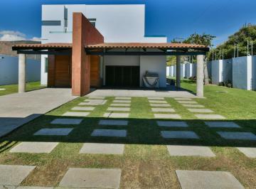 Casa · 310m² · 3 Recámaras · 4 Estacionamientos · Casa en Venta en Vista del Lago Country Club, Chapala