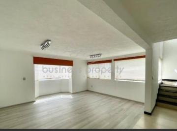 Casa · 230m² · 3 Recámaras · 3 Estacionamientos · En Venta Hermosa Casa de Tres Niveles, con Excelente Ubicación.