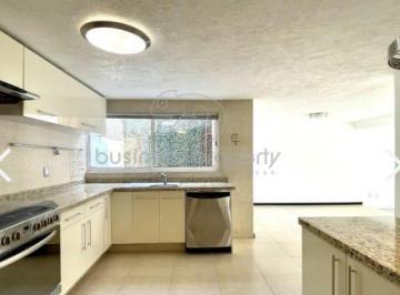 Casa · 230m² · 3 Recámaras · 3 Estacionamientos · En Venta Hermosa Casa de Tres Niveles, con Excelente Ubicación.