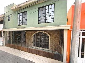 Casa · 324m² · 4 Recámaras · 1 Estacionamiento · Casa en Venta en Calle Cerrada, a un Costado de Heb Ejercito, Tampico